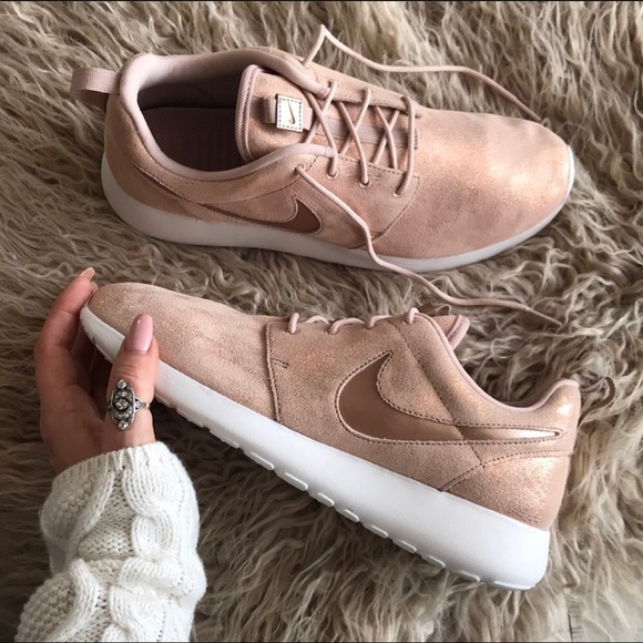 NWT Nike Roshe One Rose Gold - Picture 3 of 8